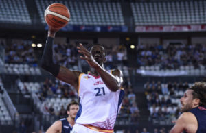 Moore e Sims spingono la Virtus alla vittoria in un derby appassionante