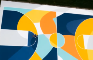 Street-artist trasforma un campo da basket in un quadro futurista