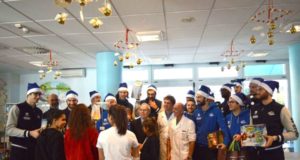 I giocatori di TVB in versione “Babbo Natale” al reparto pediatria dell’Ospedale di Treviso