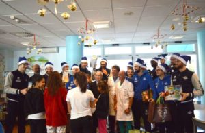 I giocatori di TVB in versione “Babbo Natale” al reparto pediatria dell’Ospedale di Treviso