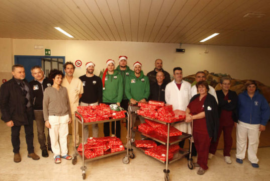 Sorpresa di Natale al policlinico S.Maria alle Scotte, Mens Sana Basket porta i doni al Dipartimento Materno-Infantile