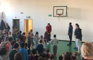 Pallacanestro Forlì all’elementare Rodari: 250 bambini invitati all’Unieuro Arena