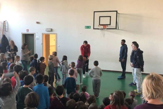 Pallacanestro Forlì all’elementare Rodari: 250 bambini invitati all’Unieuro Arena