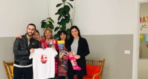 Pallacanestro Forlì: Calze e T-shirt consegnate alla scuola materna di Galeata da sindaco e vicesindaco