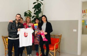 Pallacanestro Forlì: Calze e T-shirt consegnate alla scuola materna di Galeata da sindaco e vicesindaco