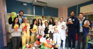 Vanoli: i peluches del “Teddy Bear Toss” consegnati in pediatria all’ospedale maggiore di Cremona