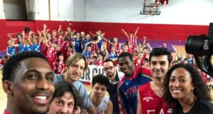 Harlem Globetrotters, Ambrosini, Mordente e Urania per Play for Change