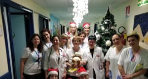 Le ragazze de La Bottega del Tartufo Umbertide consegnano i peluche ai bambini dell’Ospedale di Perugia