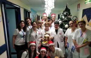 Le ragazze de La Bottega del Tartufo Umbertide consegnano i peluche ai bambini dell’Ospedale di Perugia