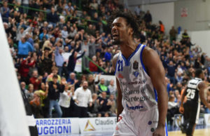 LBA: Fortino PalaSerradimigni. La capolista Virtus Bologna va KO Dyshawn Pierre esulta a fine gara