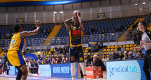 La Givova Scafati lotta e vince a Torino, la vetta è a soli 2 punti