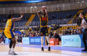 La Givova Scafati lotta e vince a Torino, la vetta è a soli 2 punti