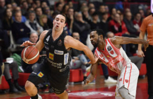Dolomiti Energia Trentino: i bianconeri espugnano Varese vincendo 81-86