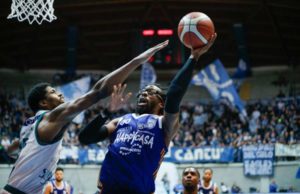 Infinita Brindisi: Banks la conduce, Thompson la sigilla. Happy overtime a Cantù