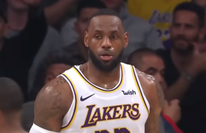 NBA, Milwaukee e L.A.Lakers ancora davanti, crisi Philadelphia. Addio a David Stern LeBron James