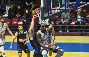 A2: Trapani rischia nel finale ma espugna Latina 79-83