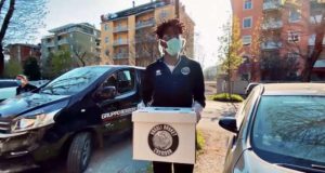 Vanoli Basket Cremona porta a porta per la consegna di pacchi ai propri abbonati over70