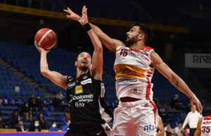 Dolomiti Energia Trentino: Ecco la prima vittoria. I bianconeri passano a Pesaro 57-71