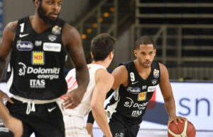 LBA: Super Douglas. Trento cade alla BLM Group Arena. Varese vince 74-77