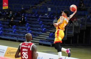 Un super Zanotti trascina Pesaro alla vittoria contro Trieste. Alla Vitrifrigo Arena finisce 84-74