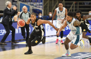 Dolomiti Energia Trentino all’ultimo respiro: Cantù battuta 74-73