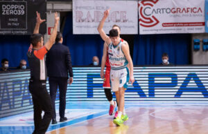 Due punti pesanti alla prima di Bucchi. Cantù vince il derby con Varese