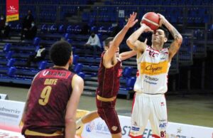 Pesaro lotta ma non basta. Venezia passa alla Vitrifrigo Arena 65-78