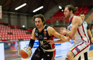 A2: La Bertram Derthona si impone al PalaBanca. Assigeco battuta 75-68