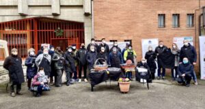 Il Derthona al fianco della Mensa Solidale: regalati i grembiuli ai volontari