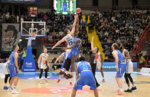 LBA: La Gevi Napoli fermata da Sassari al PalaBarbuto. Si complica la lotta salvezza