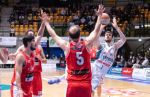 A2: Cantù inizia i Playoff con il piede giusto. In Gara1 superata Forlì 77-55