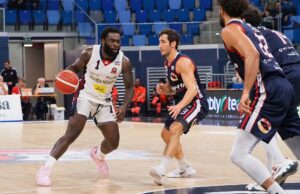 L’Urania chiude la rimonta. L’Assigeco crolla nel secondo tempo. A Milano finisce 76-69