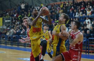 La Givova Scafati soffre ma si impone sull’Unahotels Reggio Emilia 61-59