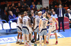 Varese scollina quota 100 e vince al PalaPntassuglia 90-104
