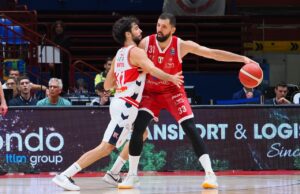 Un terzetto al comando. Cade ancora l’Olimpia. Napoli di misura su Varese. Cade Trento