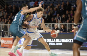 La Blu Basket rincorre tutta la partita ma non chiude la rimonta. Vince Cantù 69-75