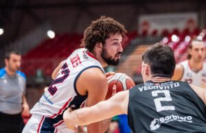 L’Apu Udine non chiude la rimonta. L’Assigeco vince col brivido finale al PalaBanca 69-67