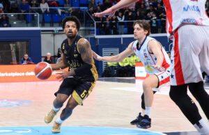 Trapani rullo compressore. Bis di Cantù, sale Cremona. Udine vince il derby con Trieste. Tutta la 19.a giornata