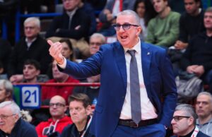 La Bertram Derthona programma il futuro: coach De Raffaele rinnova fino al 2027