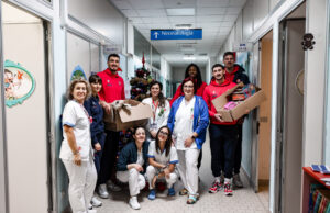 Pallacanestro Forlì: Delegazione biancorossa in pediatria con i giochi donati dai tifosi