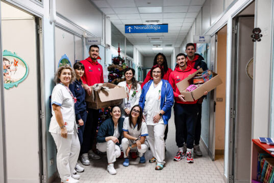 Pallacanestro Forlì: Delegazione biancorossa in pediatria con i giochi donati dai tifosi