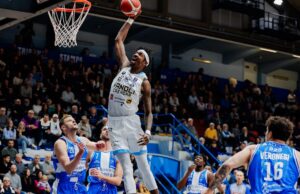 Ultimo quarto fatale alla Vanoli. Sassari passa al PalaRadi 80-65